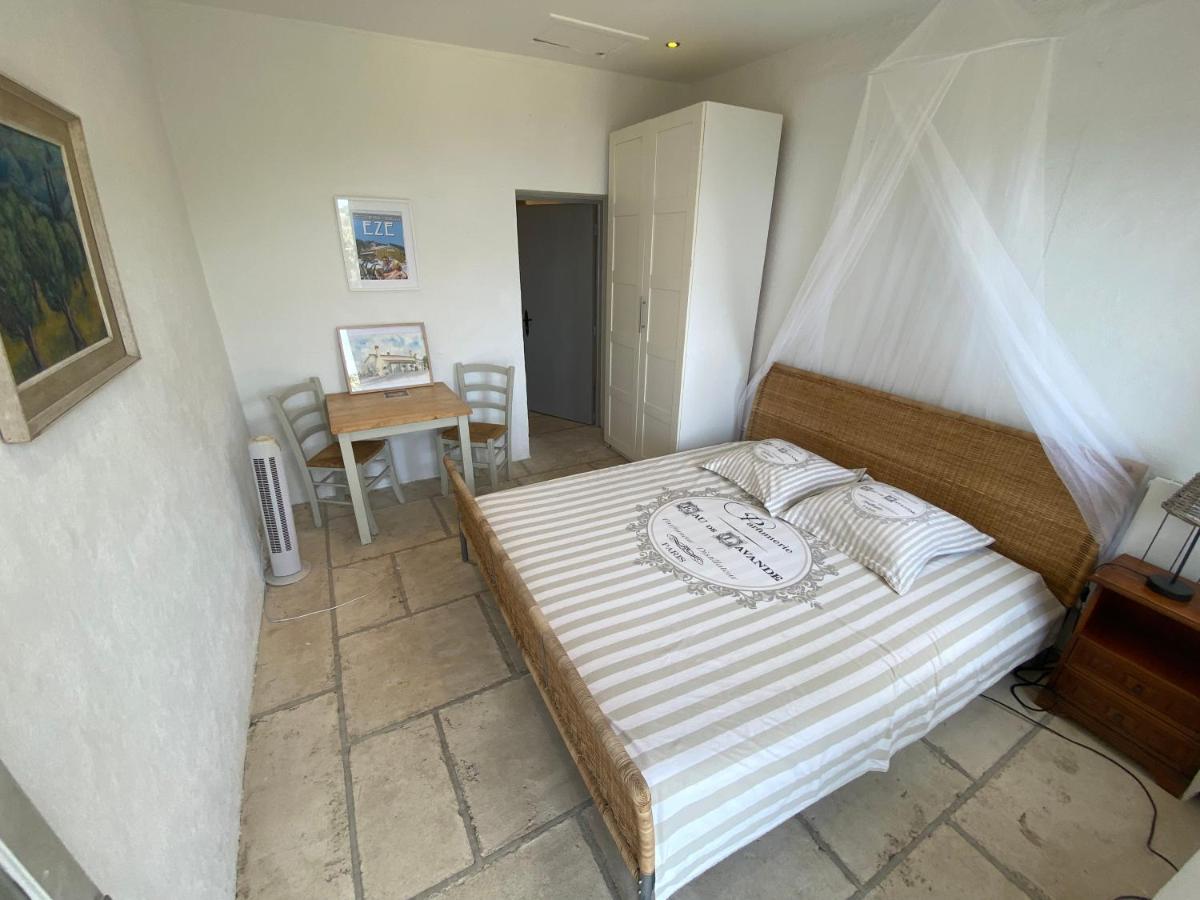 Auberge De La Croix Du Pape Èze Exteriör bild